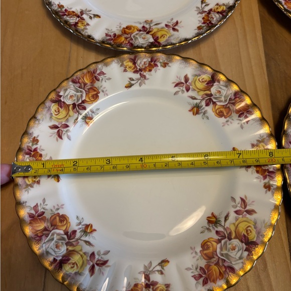 4+4 Royal Albert Bone China plates. - Picture 6 of 8
